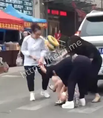 原配暴打小三